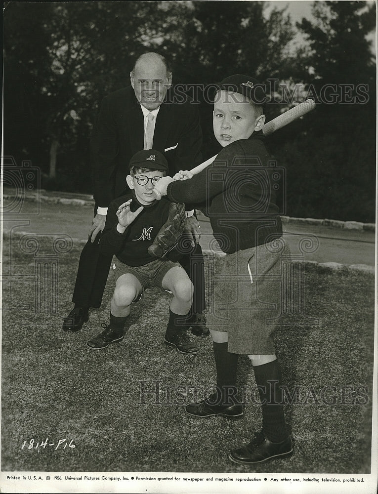 1956 Press Photo Baseball mgr Leo Durocher, Tim Hovey &amp; Butch Bernard, actors - Historic Images