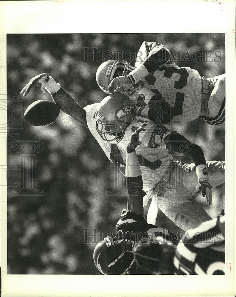 1989 Press Photo Seahawk DB Eugene Robinson in football action - Historic Images