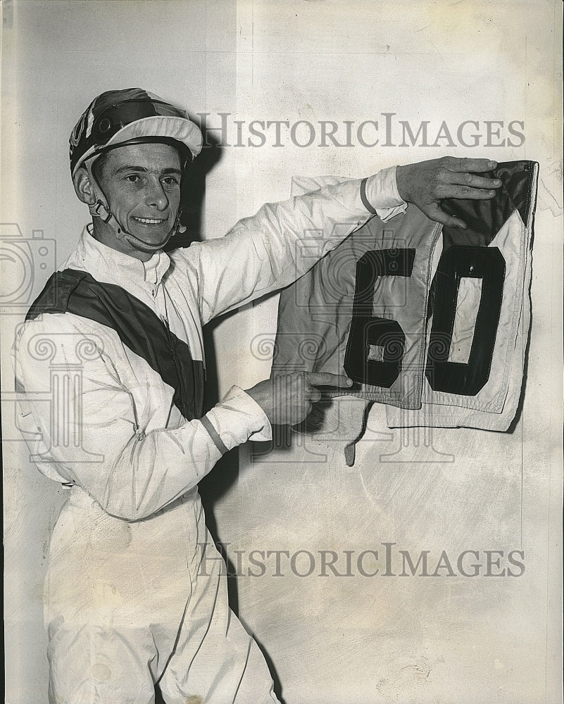 1963 Press Photo Jockey Henry Wajda at Suffolk Downs - Historic Images