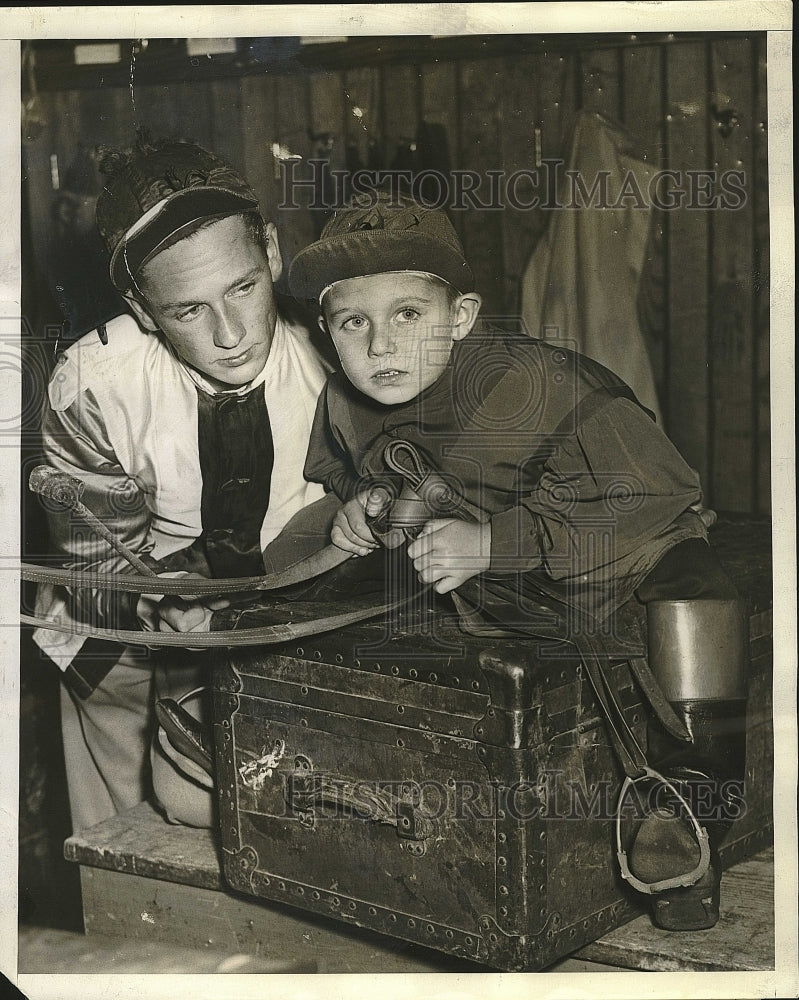 1942 Press Photo  Jockey Billy Wimmer &amp; son Billy Jr - Historic Images