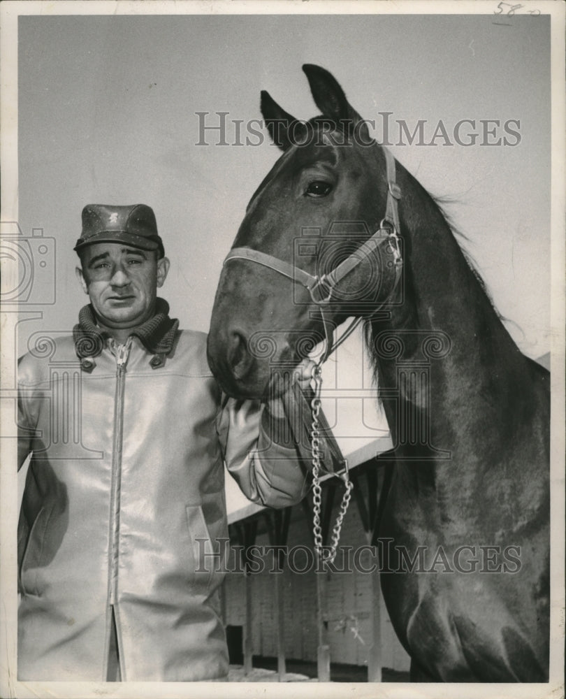 1963 Press Photo Jockey Al Winger at Rockingham Park with a trotterHogan - Historic Images