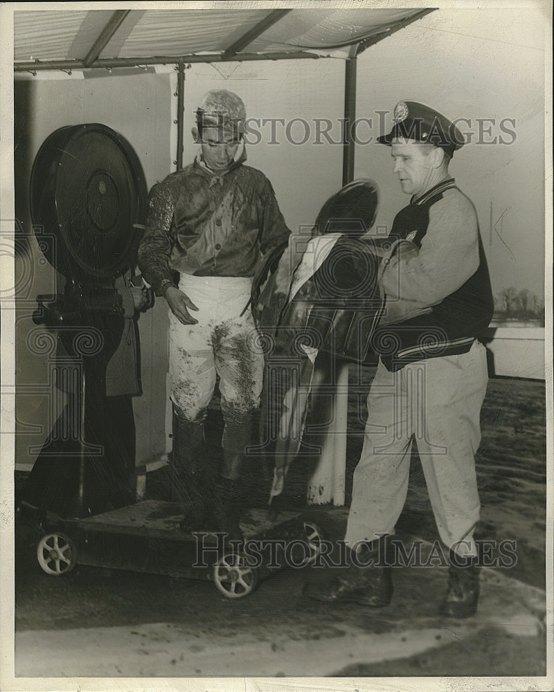 1955 Press Photo Jockey Olivo Hernandez at Lincoln racetrack - Historic Images