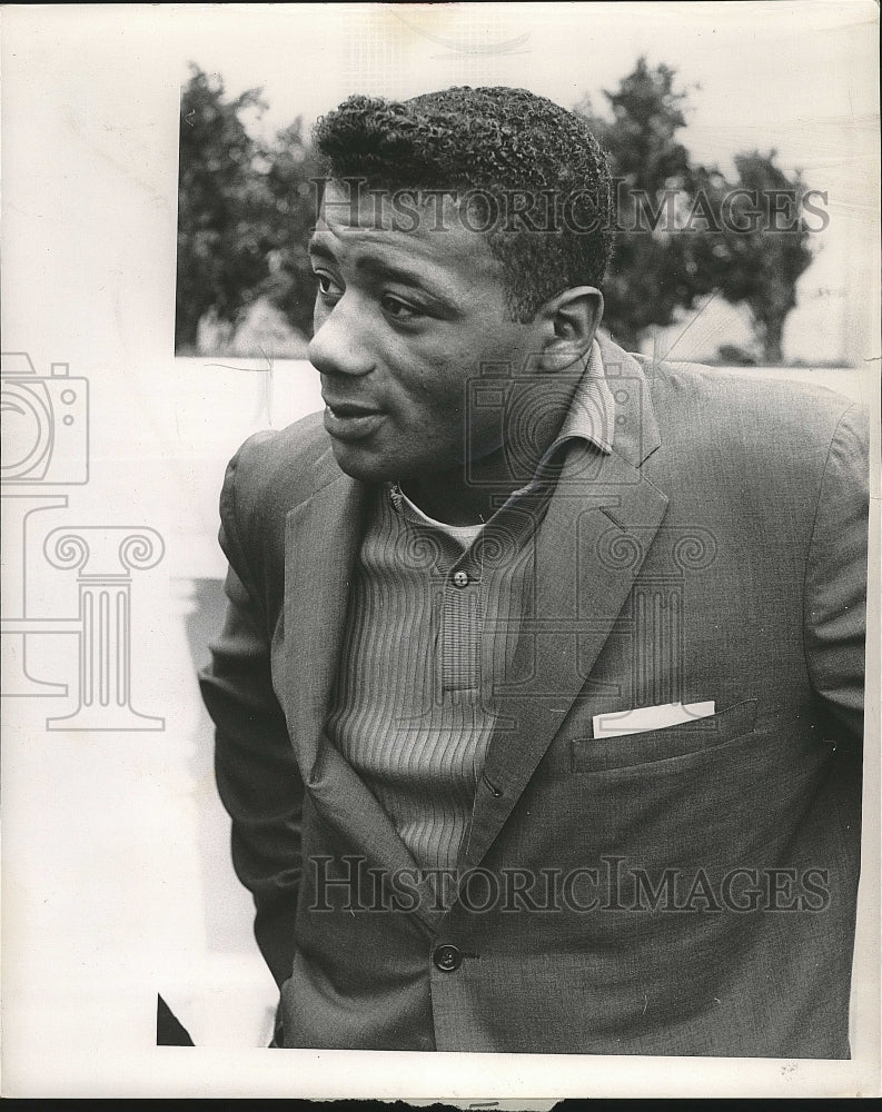 1962 Press Photo Boxer Floyd Patterson gives an interview - Historic Images