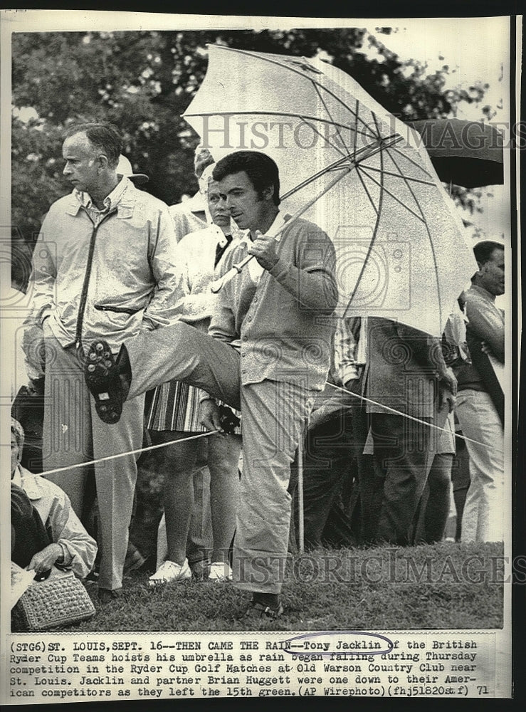 1971 Press Photo Tony Jacklin Puts Up Umbrella at Ryder Cup Golf Match - Historic Images