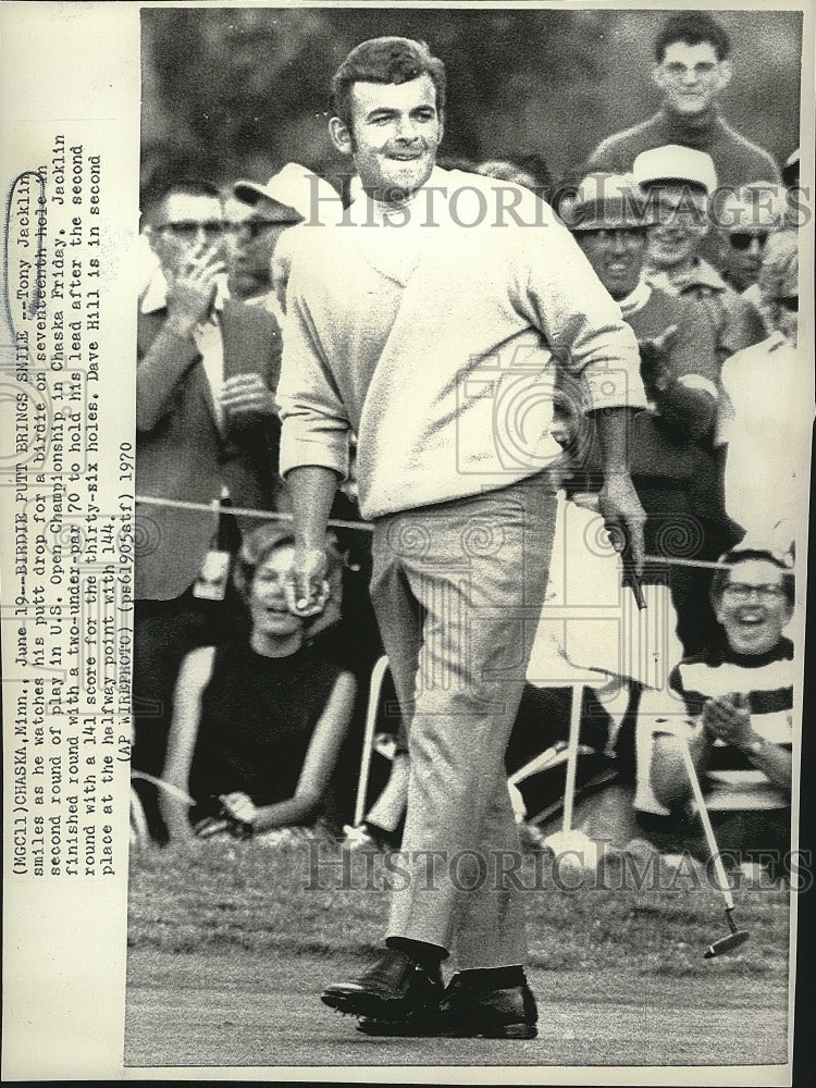 1970 Press Photo Tony Jacklin Drops Putt for Birdie at U.S. Open Championship - Historic Images