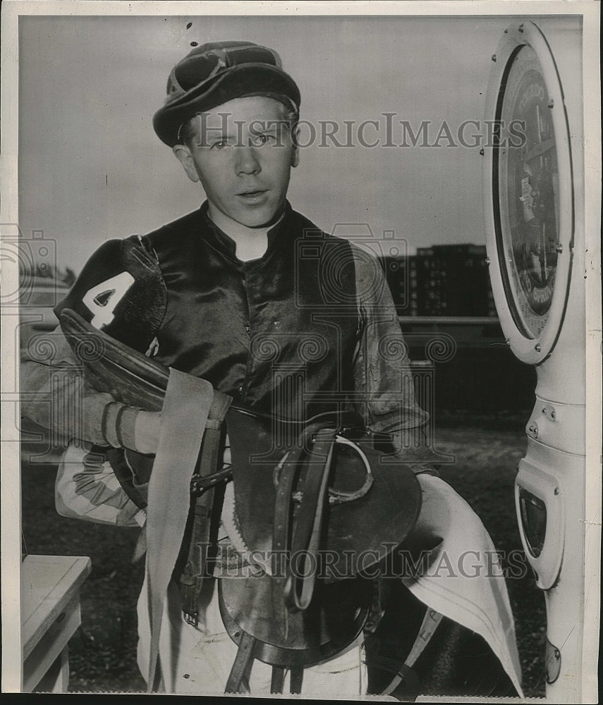 1944 Press Photo Jockey  Bobby permane at Tropical track - Historic Images