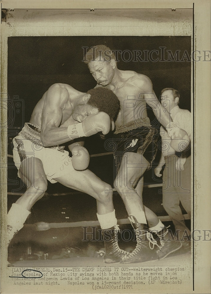 1971 Press Photo Welterweight boxer Jose Napoles vs Hedgemon Lewis - Historic Images