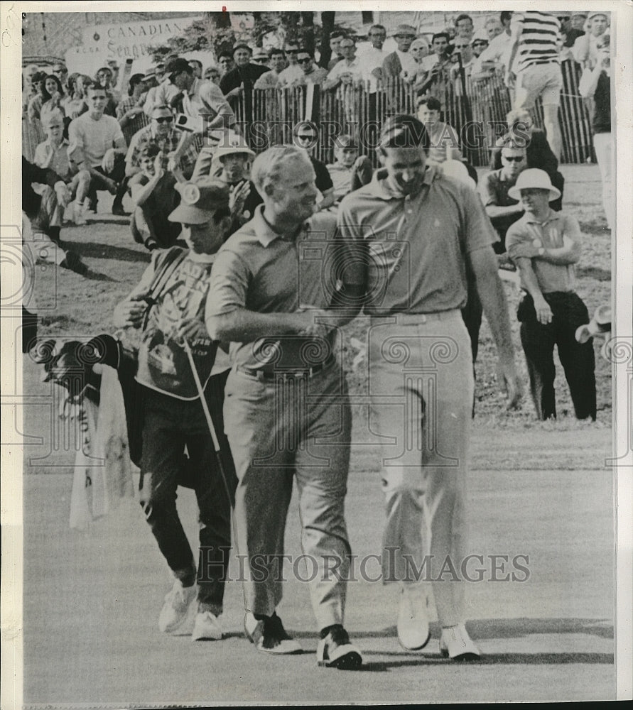 1968 Press Photo Jack Nicklaus congratulating Bob Charles at Canadian Open - Historic Images