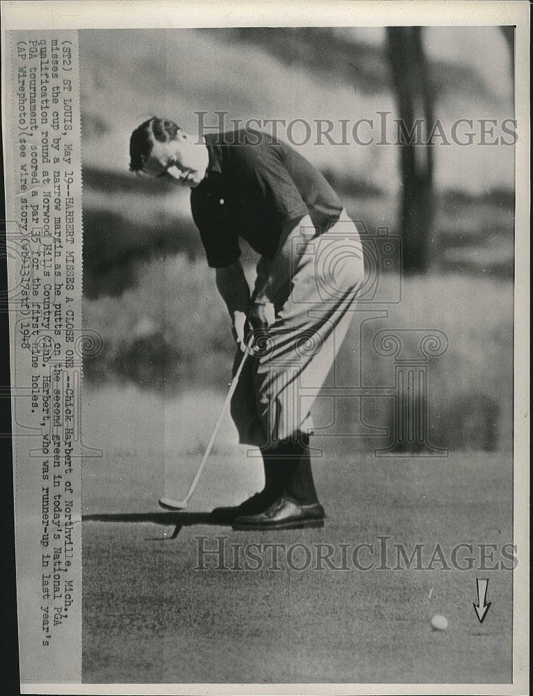 1948 Press Photo Chick Harbert putting in National PGA qualification round - Historic Images