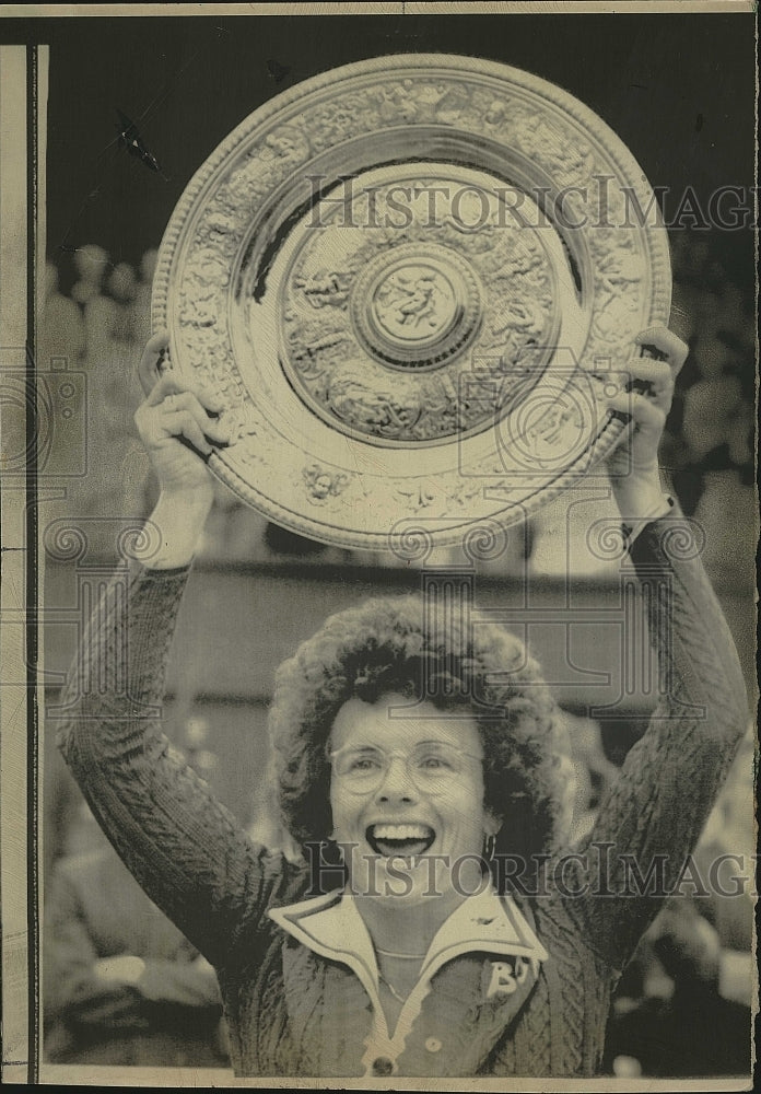 1975 Press Photo Billie Jean King wins at Wimbledon tennis - Historic Images