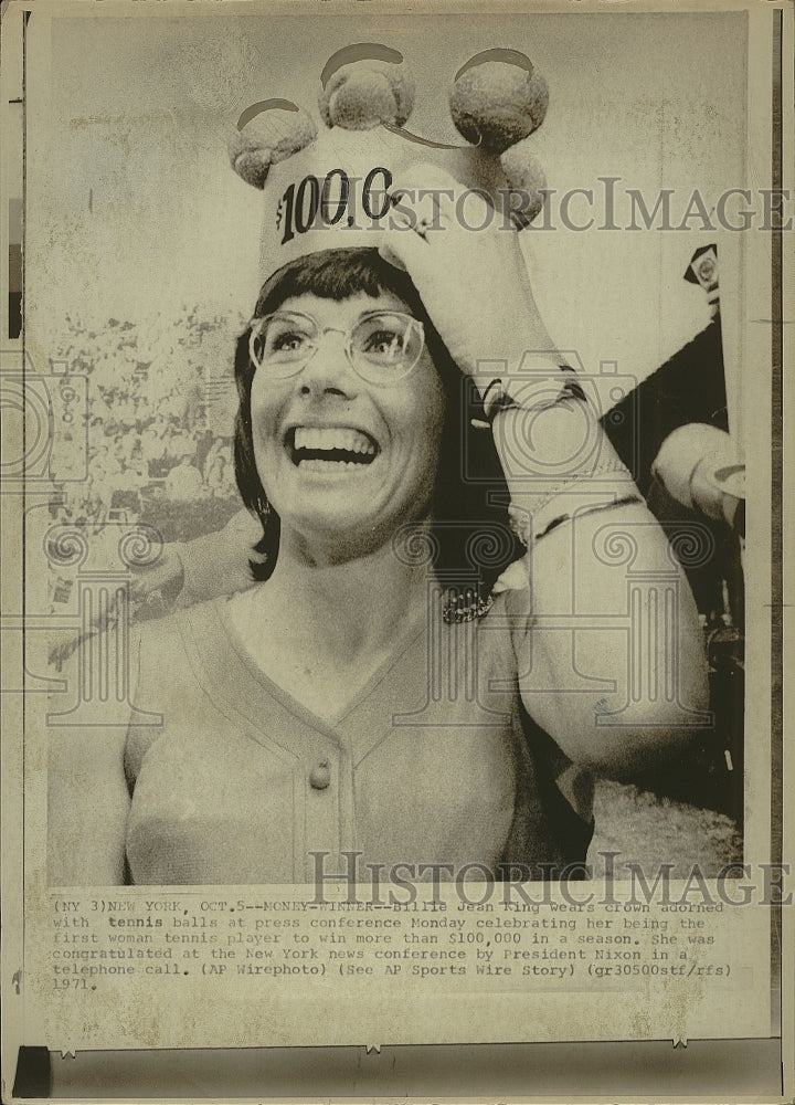 1971 Press Photo Billie Jean King wears crown adorned w/ tennis balls at press - Historic Images