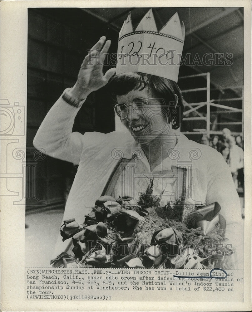 1971 Press Photo Billie Jean King hangs onto crown after winning the National - Historic Images