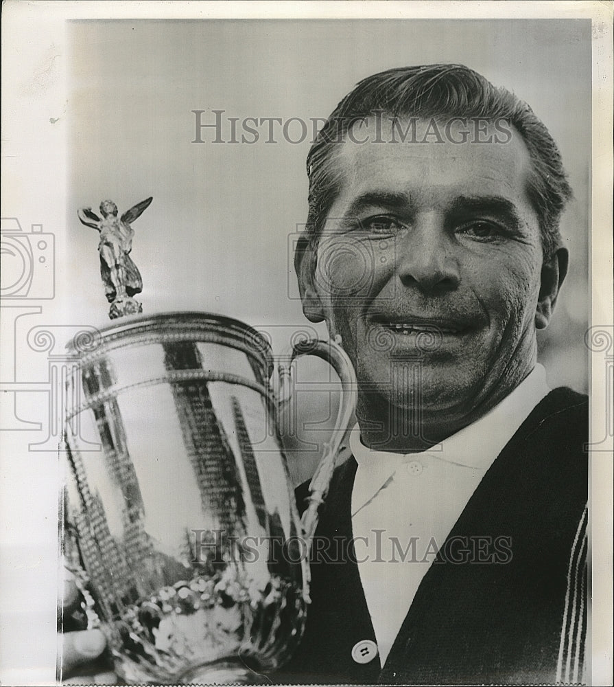 1963 Press Photo Golfer Julius Boros held the U.S. Open Championship Cup - Historic Images