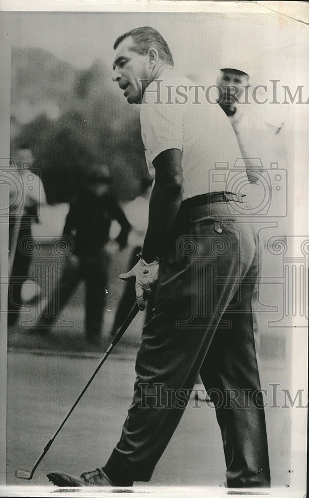 1963 Press Photo U.S. Open champ Julius Boros holed out on the 18th Green - Historic Images