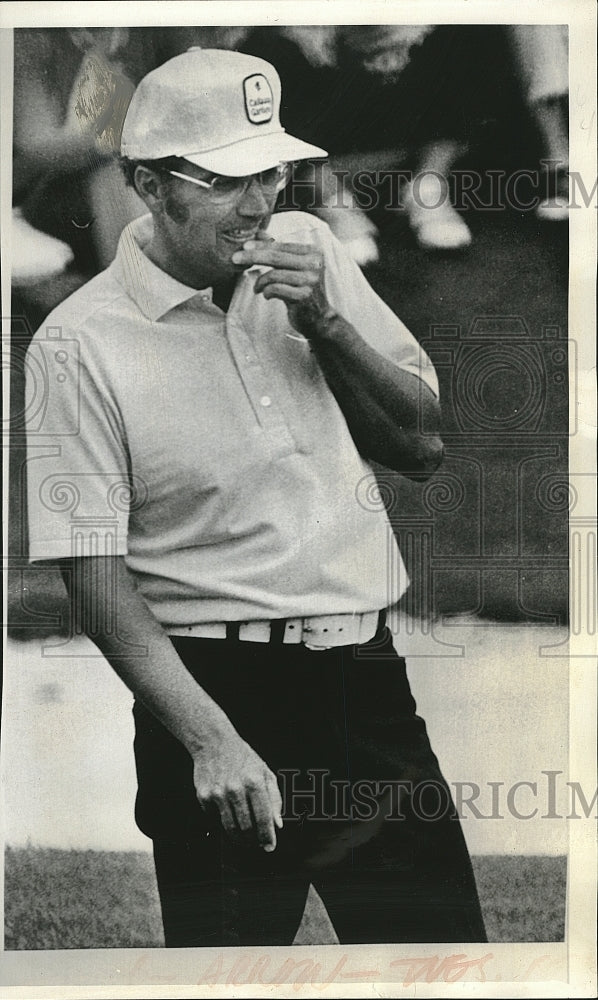 1973 Press Photo Tommy Aaron studies 18th green at the Masters golf tournament - Historic Images