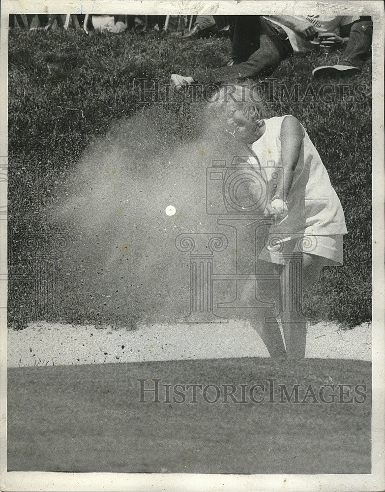 1971 Press Photo Sandra Post Elliot, Hits Out of Sand Trap - Historic Images