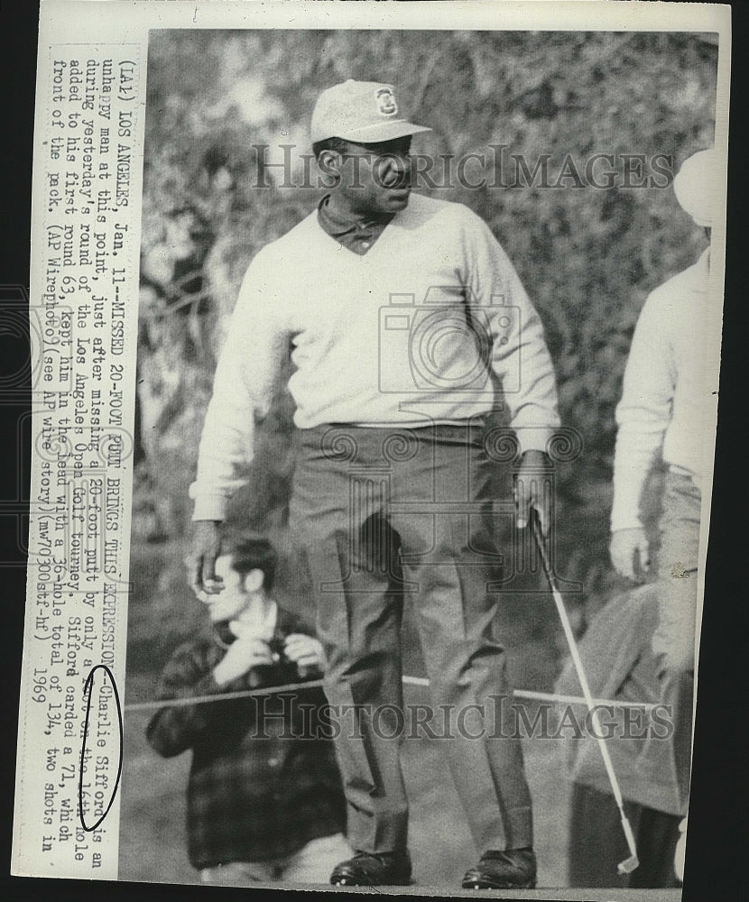 1969 Press Photo Charlie Sifford, Golfer Misses 20 Foot Putt - Historic Images
