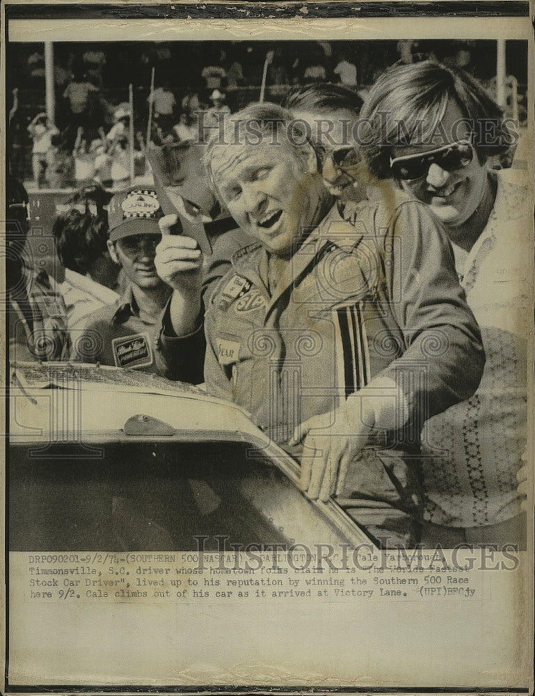 1974 Press Photo Cale Yarborough, Wins Southern 500 Race - Historic Images