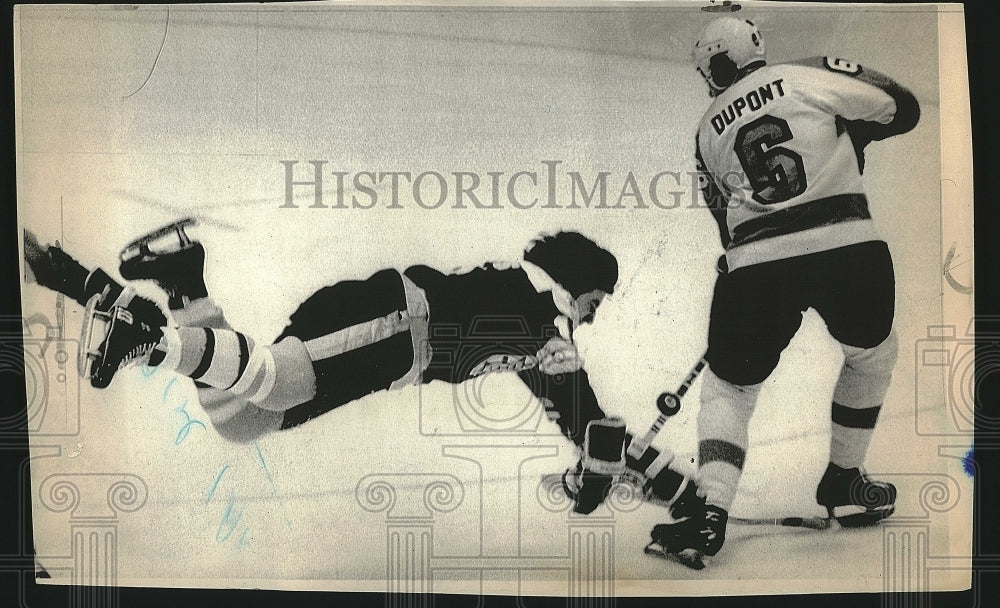 1974 Press Photo Bruins&#39; Carol Vadnais lunges Philly&#39;s Andre Dupont - Historic Images