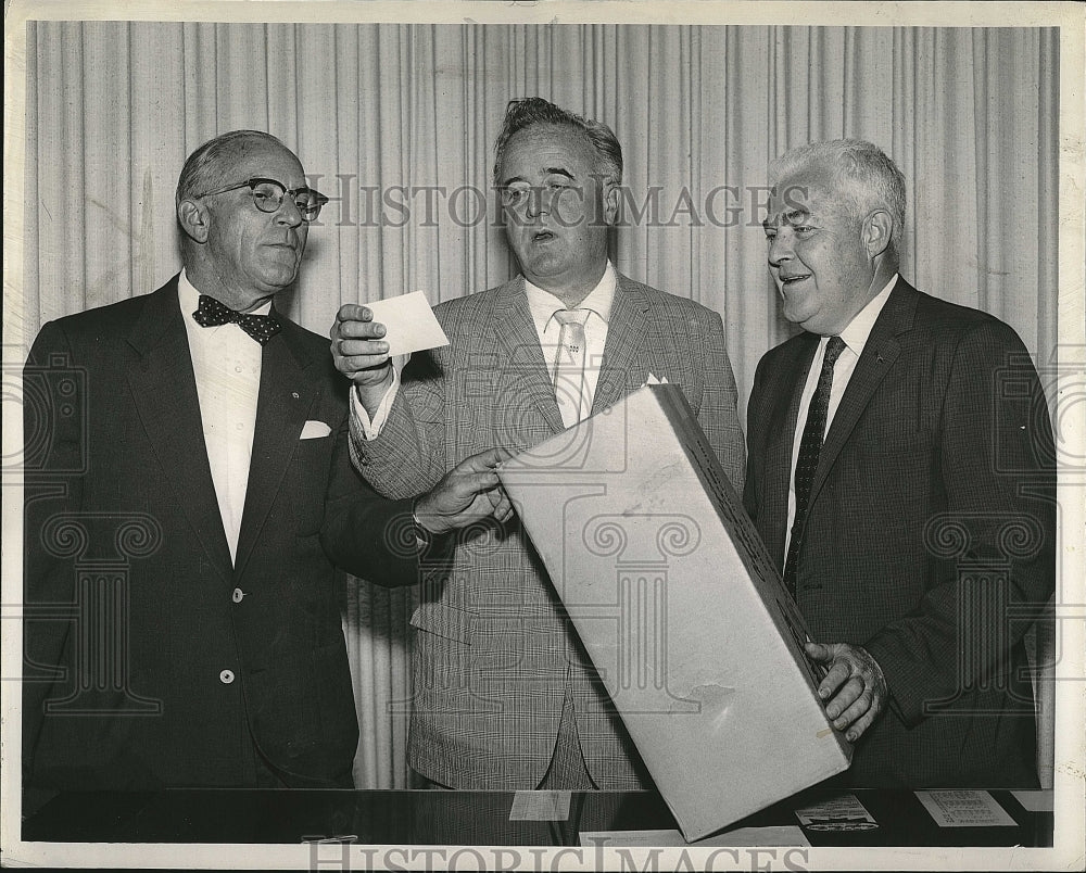 1961 Press Photo John Gilooley, Daily Record Sports Columnist; Dealers DeVoe - Historic Images