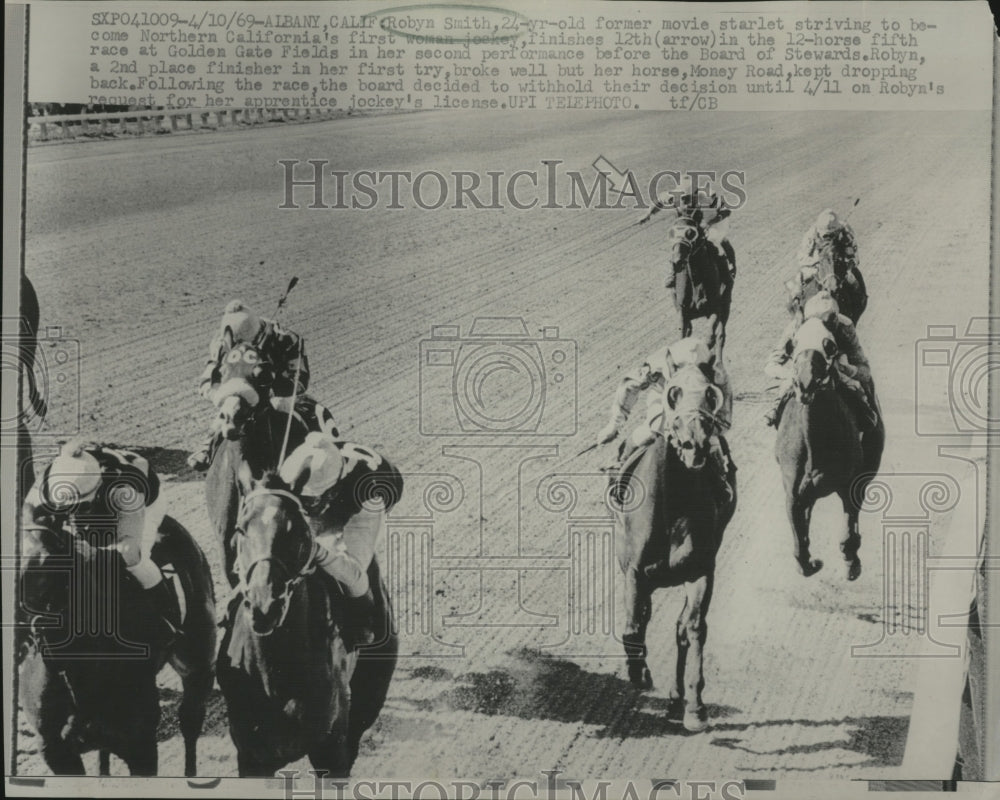 1969 Press Photo Jockey Robyn Smith  at Golden Gate Fields race - Historic Images