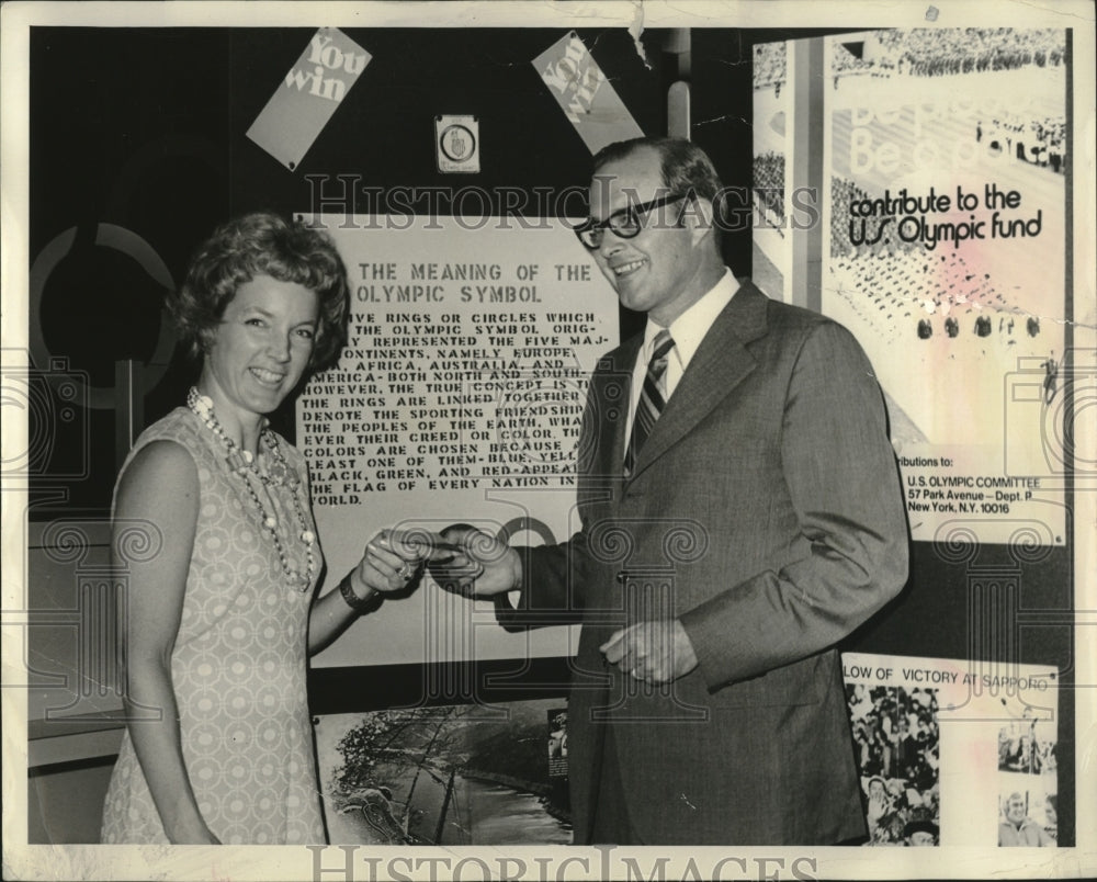 1972 Press Photo Logan Clarke Jr, Pres Co Bank &amp; Mrs Tudor Gardner - Historic Images