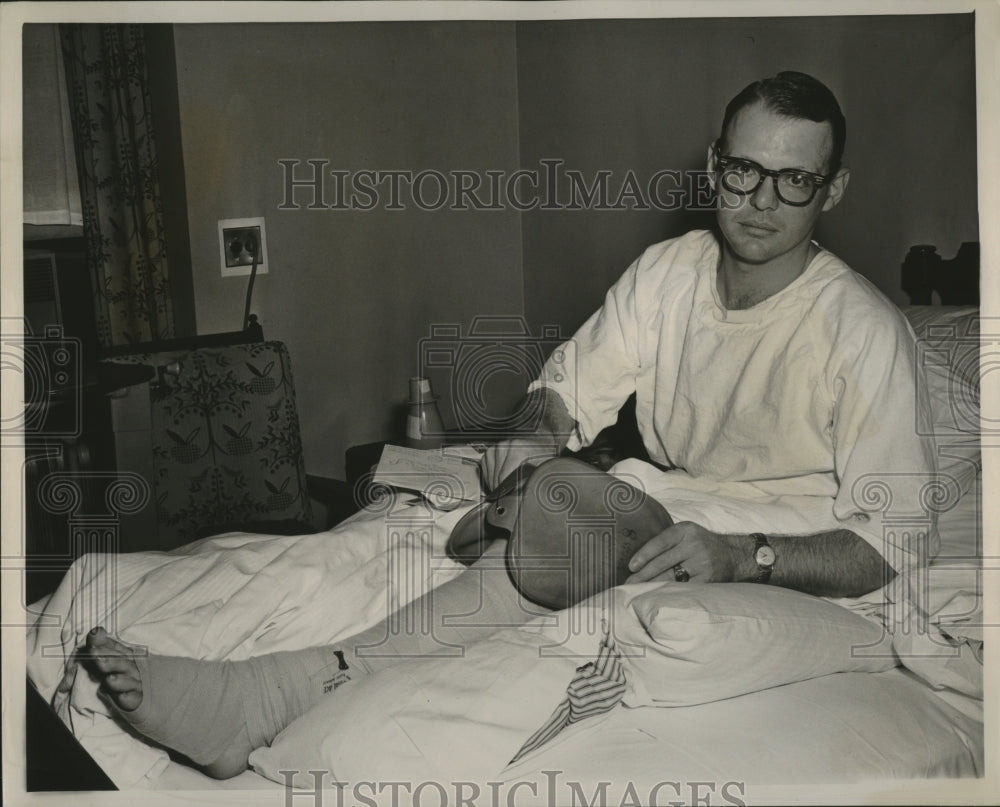 1958 Press Photo Ryne Duren, Yankee star in the hospital for operation - Historic Images