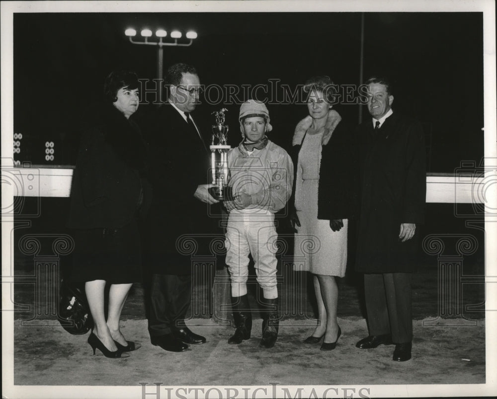 1967 Press Photo Jockey Joe Spinala,Mrs B Asquino,A Prisco,L Asquino - Historic Images