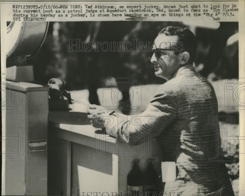 1960 Press Photo Jockey Ted Atkinson at Aqueduct racetrack - Historic Images