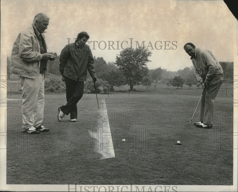 1977 Press Photo Pro golfer Ted Furgol at Putterham Meadows putting - Historic Images