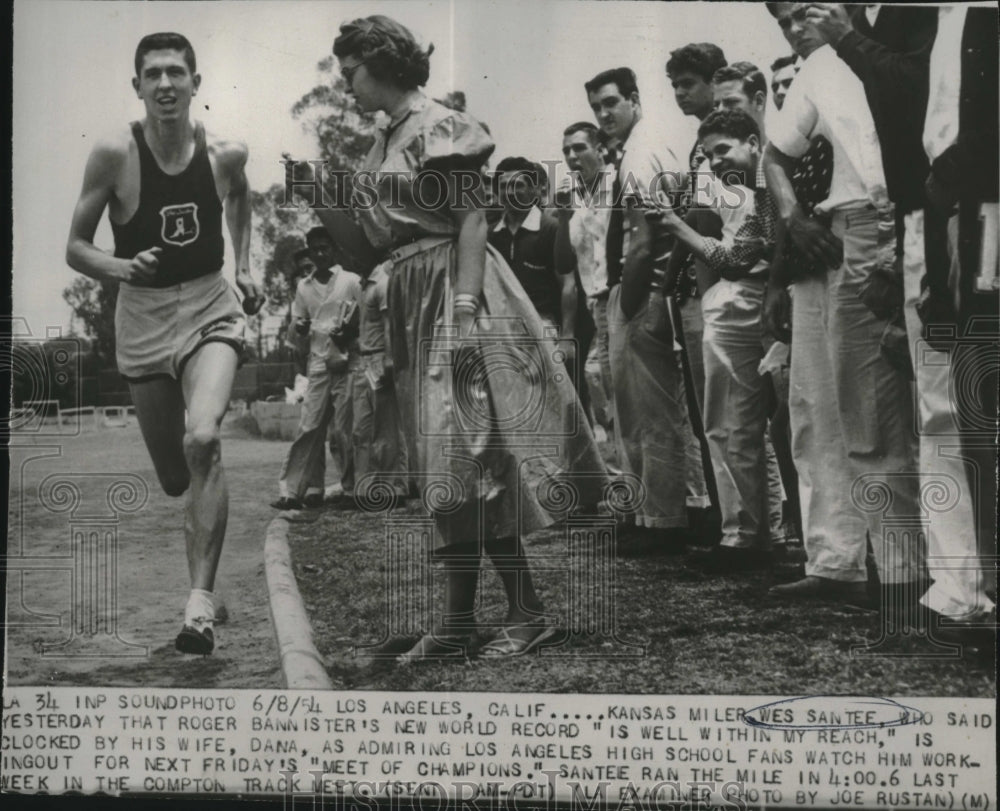 1954 Press Photo Kansa track miler Wes Santee runs 4:00.6 mile - Historic Images