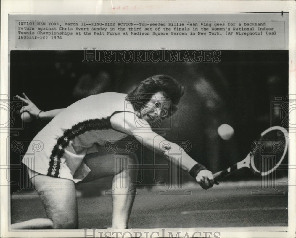 1974 Press Photo Billie Jean King in match with Chris Evert in New York - Historic Images