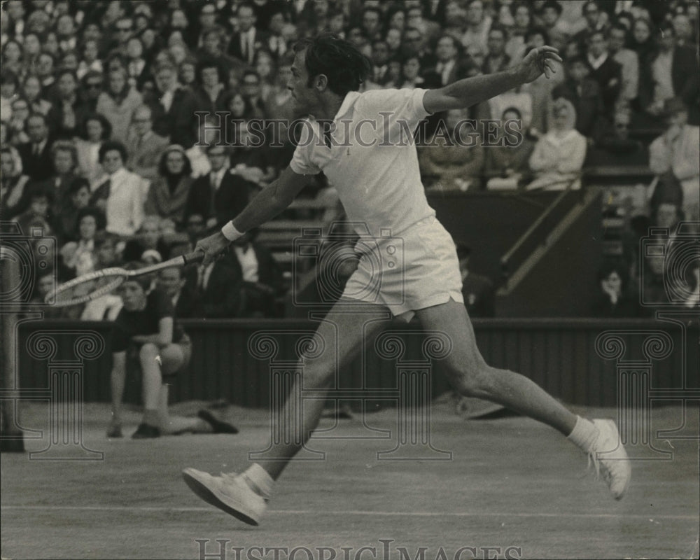 1970 Press Photo John Newcombe in action at Men&#39;s Singles match at Wimbledon - Historic Images