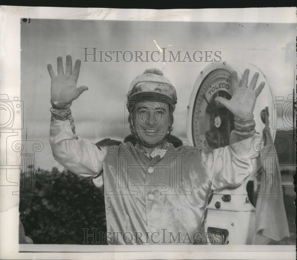 1961 Press Photo Jockey Johnny Longdon at Golden Gate Fields track - Historic Images