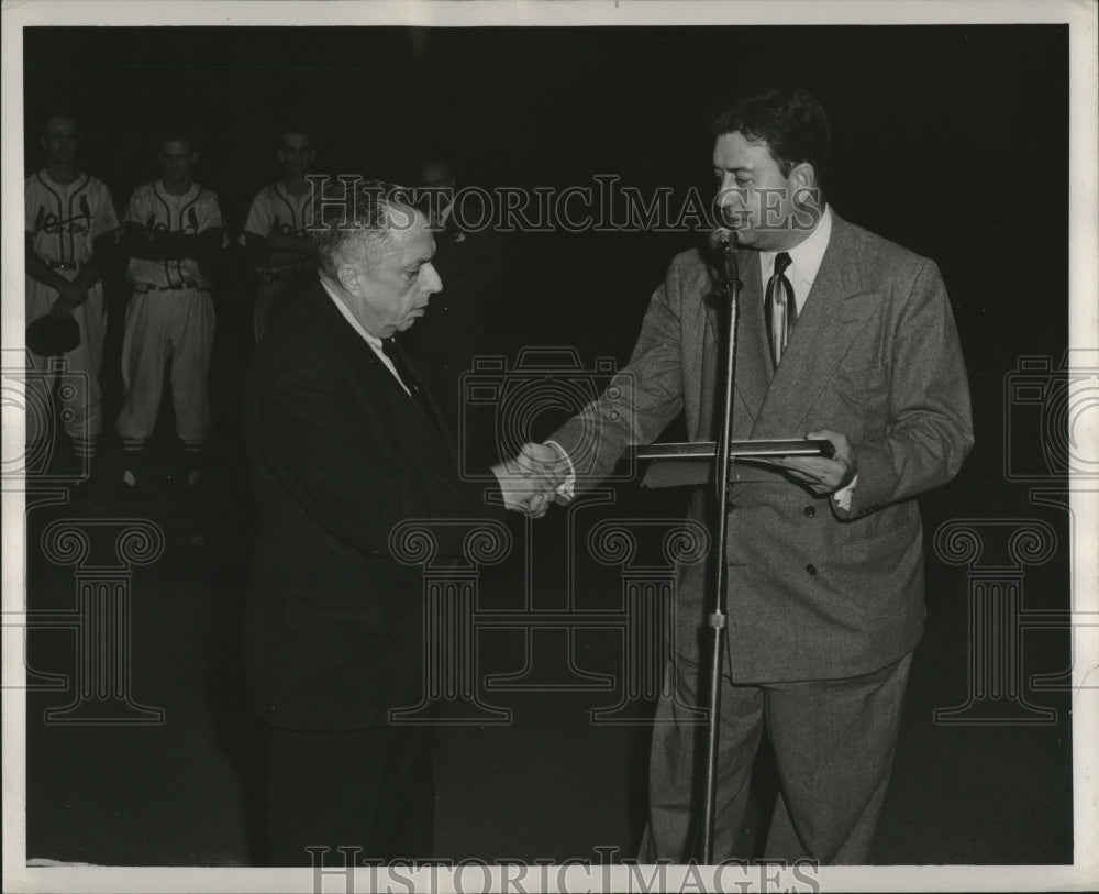 1950 Press Photo Cardinals give plaque to KSD sports writer Taylor Spink - Historic Images