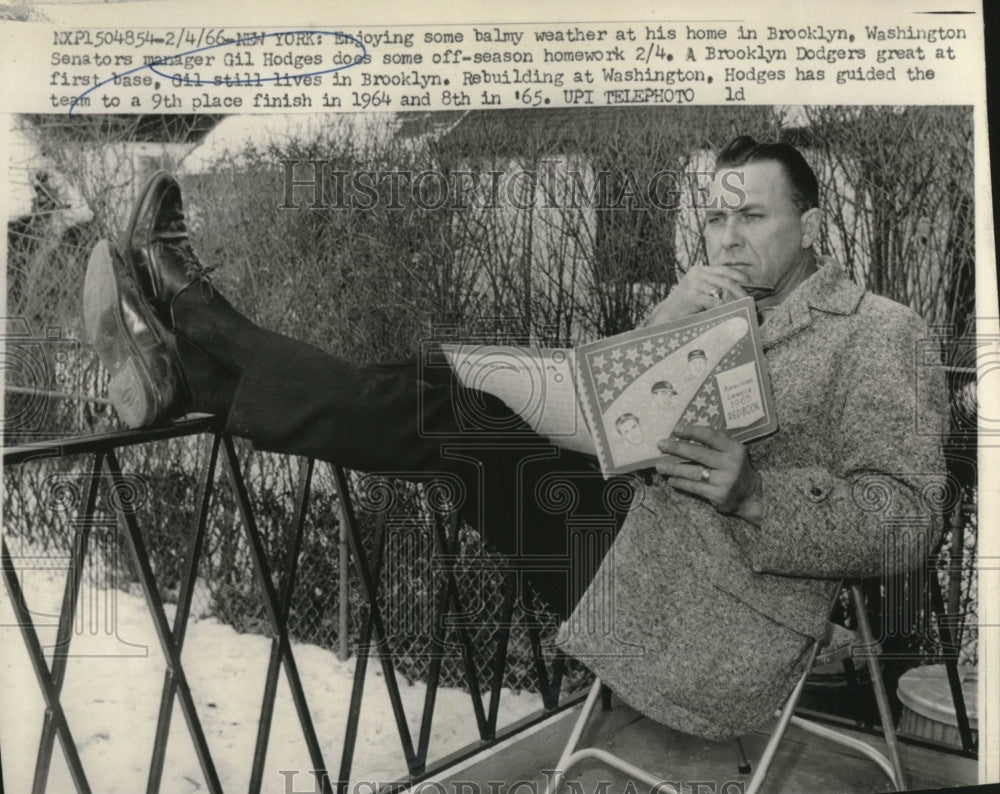 1966 Press Photo Manager Gil Hodges at his home in Brooklyn - Historic Images