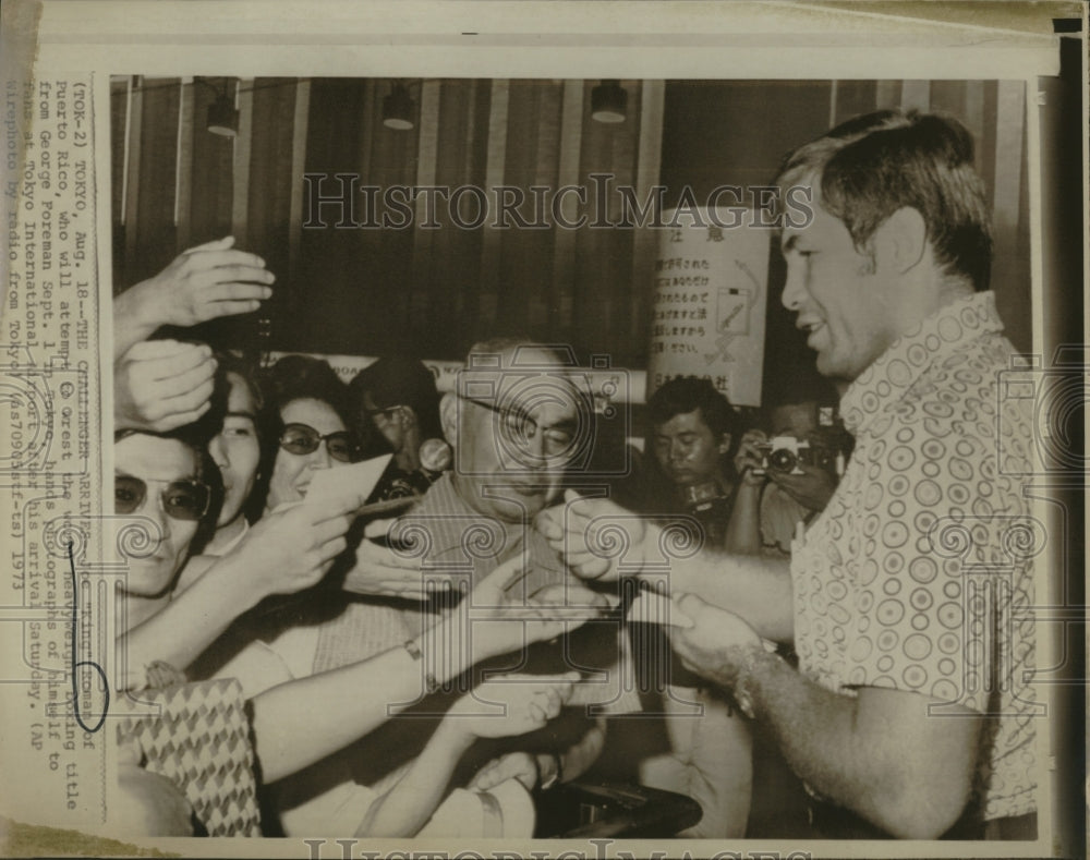 1973 Press Photo Joe "King" Roman hands out photographs of himself - Historic Images
