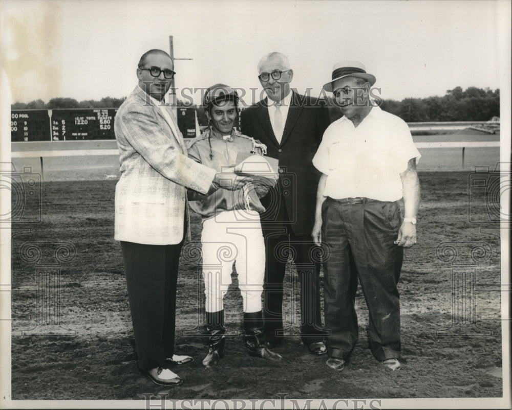 1960 Press Photo Dave Nathanson presents trophy to George Walker, D. Gottaman - Historic Images