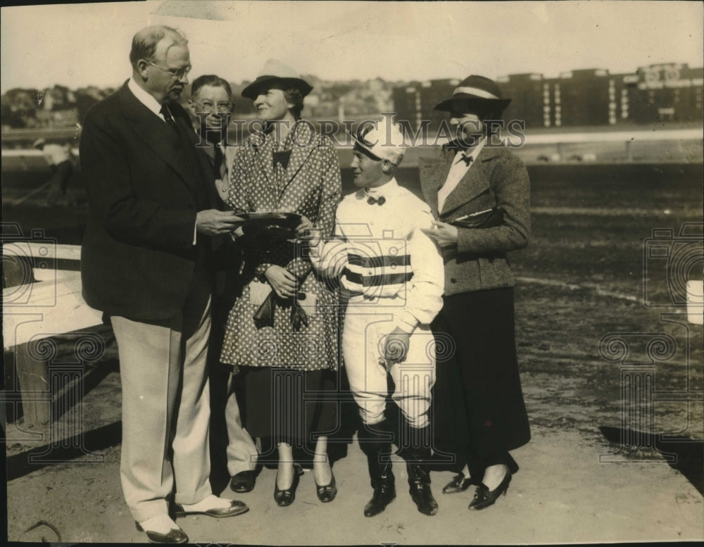 1935 Press Photo Nick Wall, Mayor Manfield, Trainer E. Haughton - Historic Images