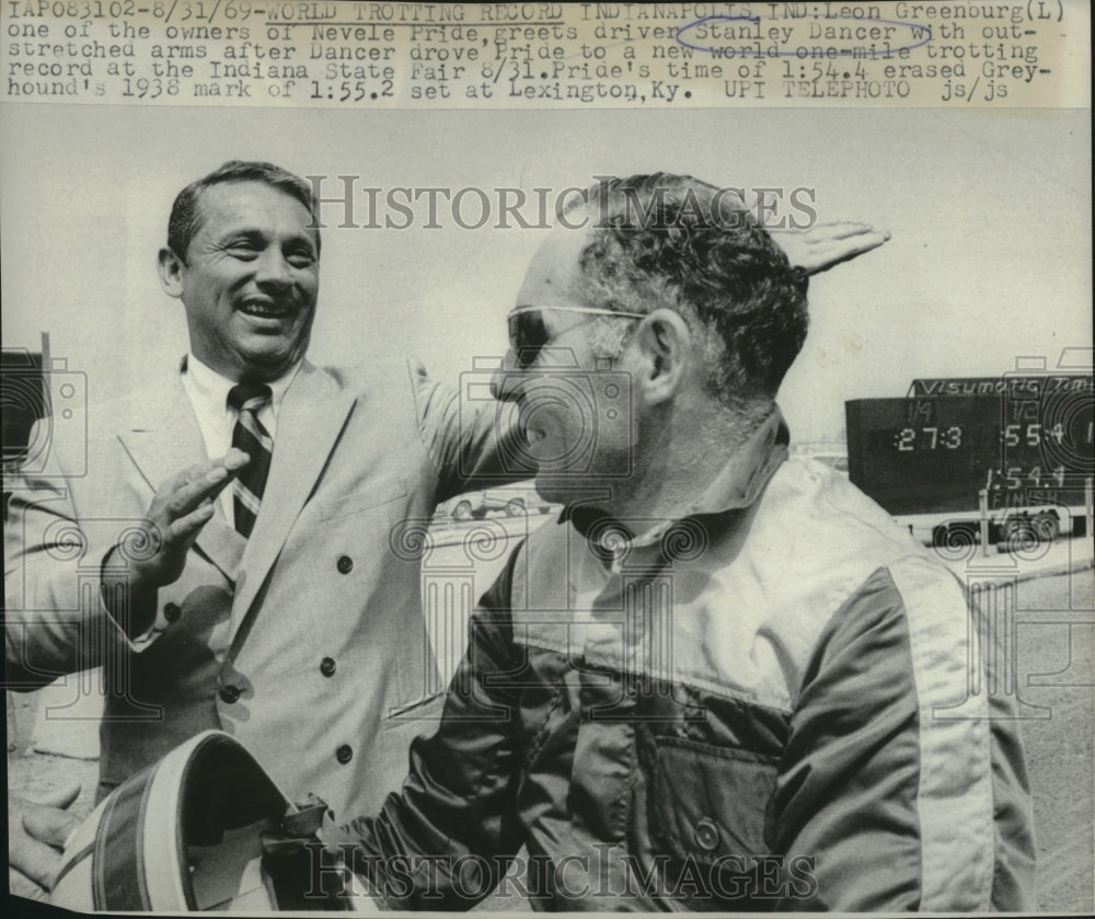 1969 Press Photo Leon Greenburg greets driver Stanley Dancer - Historic Images