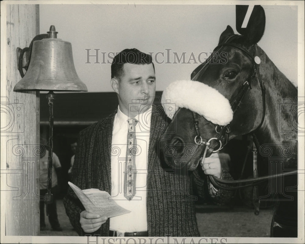 1959 Press Photo Tom Lynch, Paddock Judge at Bay State Raceway, Foxboro - Historic Images