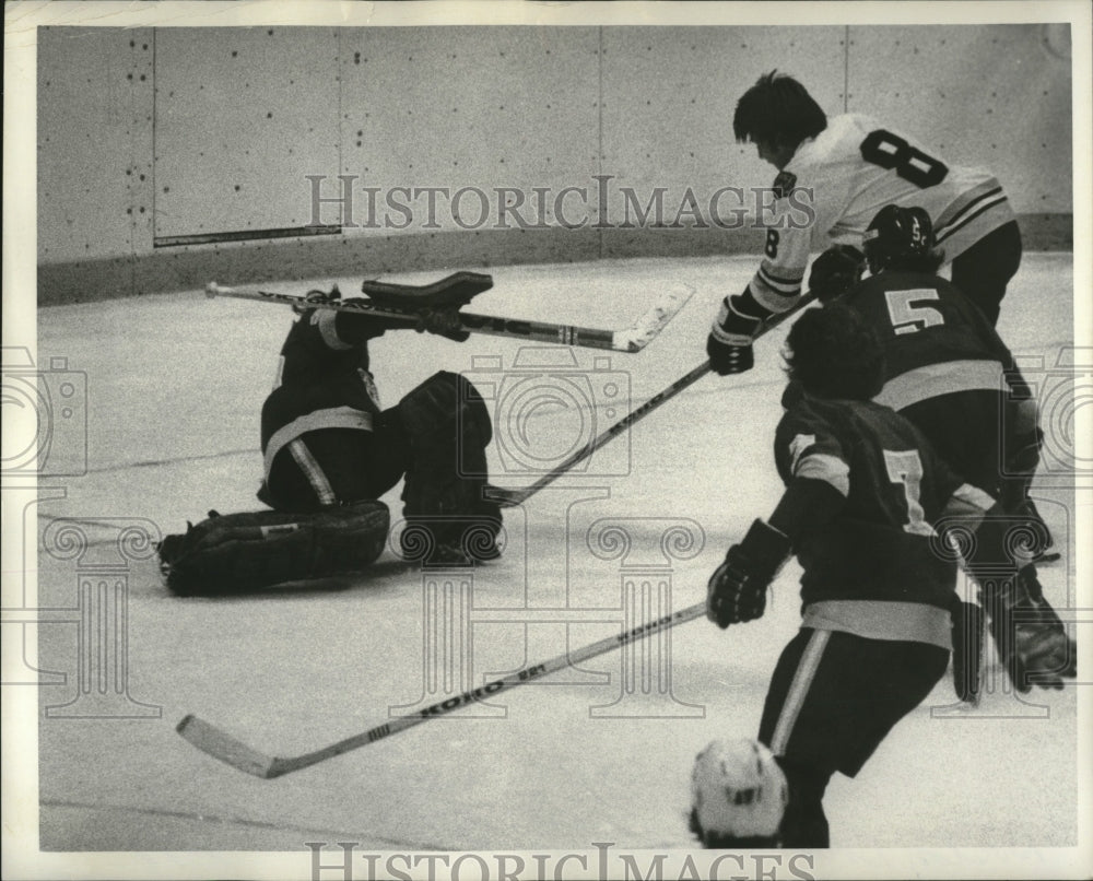 1977 Press Photo Boston Bruins, L.A. Kings, Hockey Playoffs - Historic Images