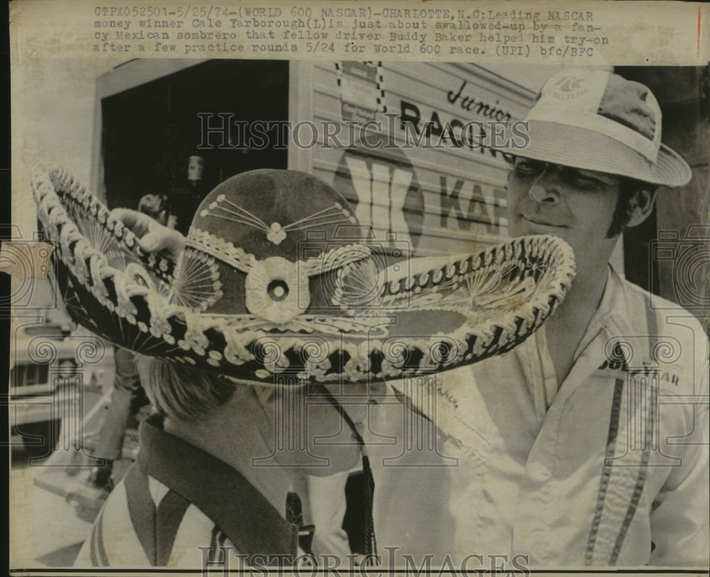 1974 Press Photo Cale Yarborough, NASCAR Winner Wearing Mexican Sombrero - Historic Images