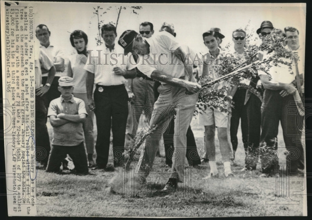 1965 Press Photo Don January in action as he finish w/ a score of 72 at the golf - Historic Images