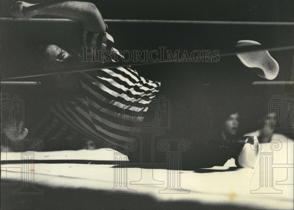 1976 Press Photo Professional wrestling referee Larry Nichols took a tumble - Historic Images