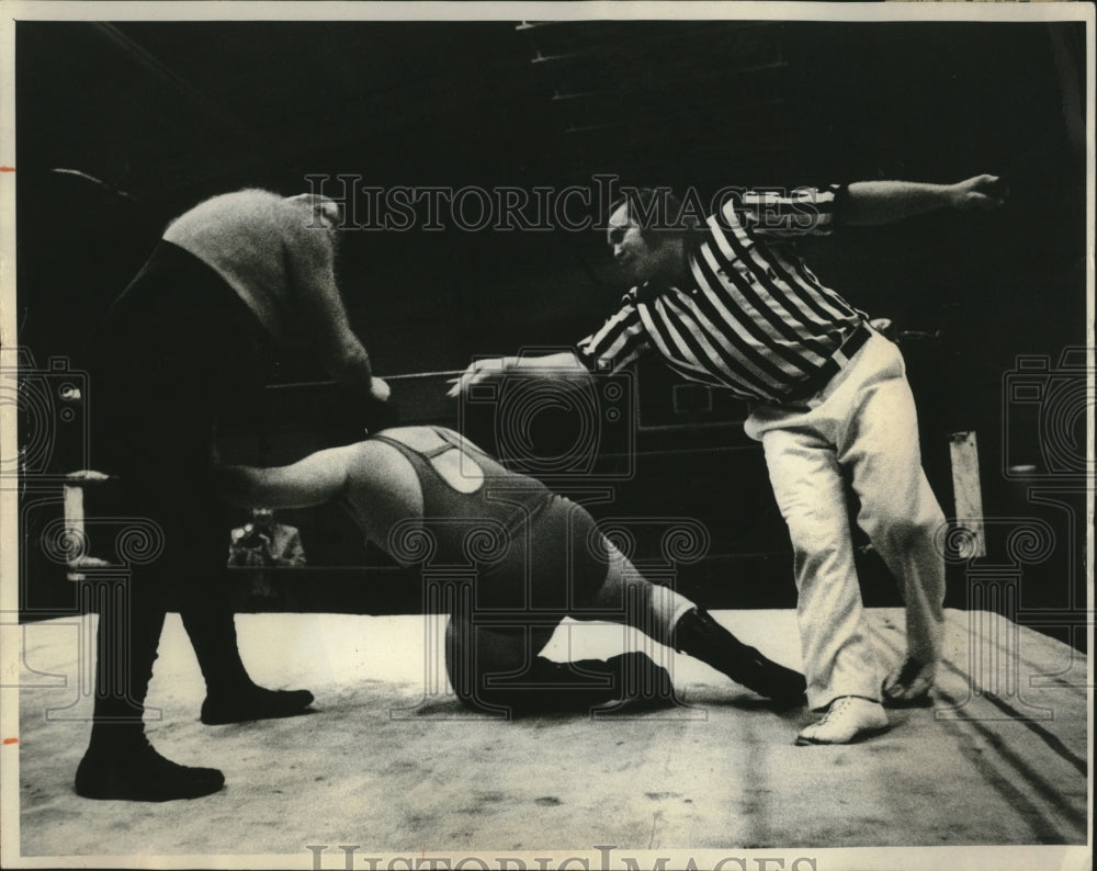 1976 Press Photo Wrestling match with Carl Von Stroheim, The Mad Frenchman and - Historic Images