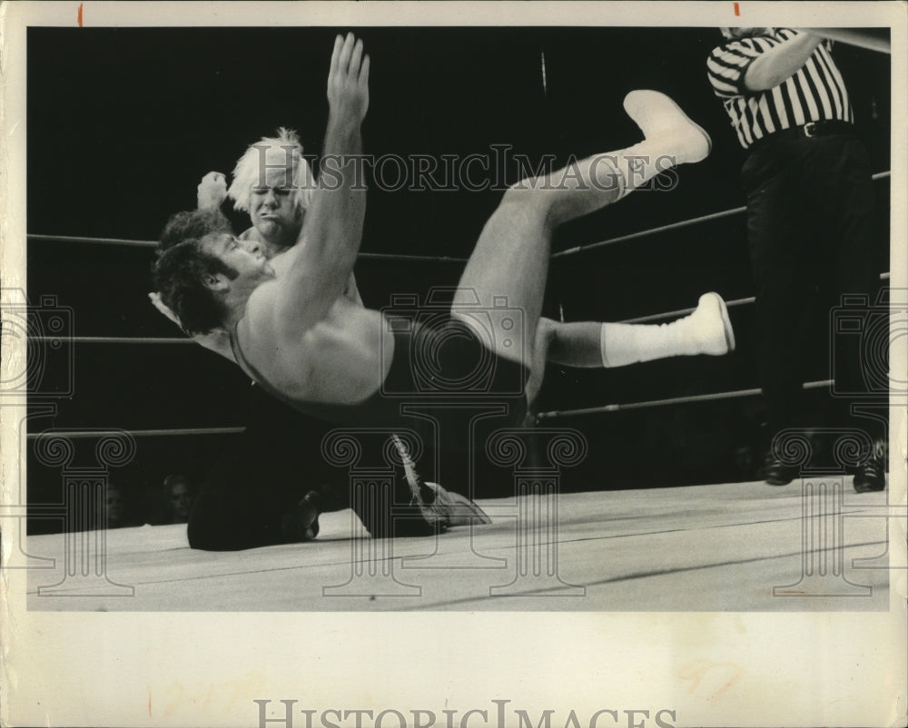 1975 Press Photo Cowboy Parker puts a slam on Bob Armstrong - Historic Images