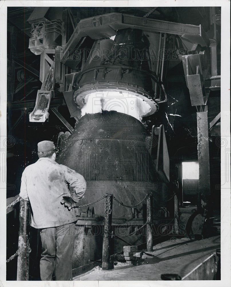 1955 Press Photo Blowing oxygen into molten steel - Historic Images