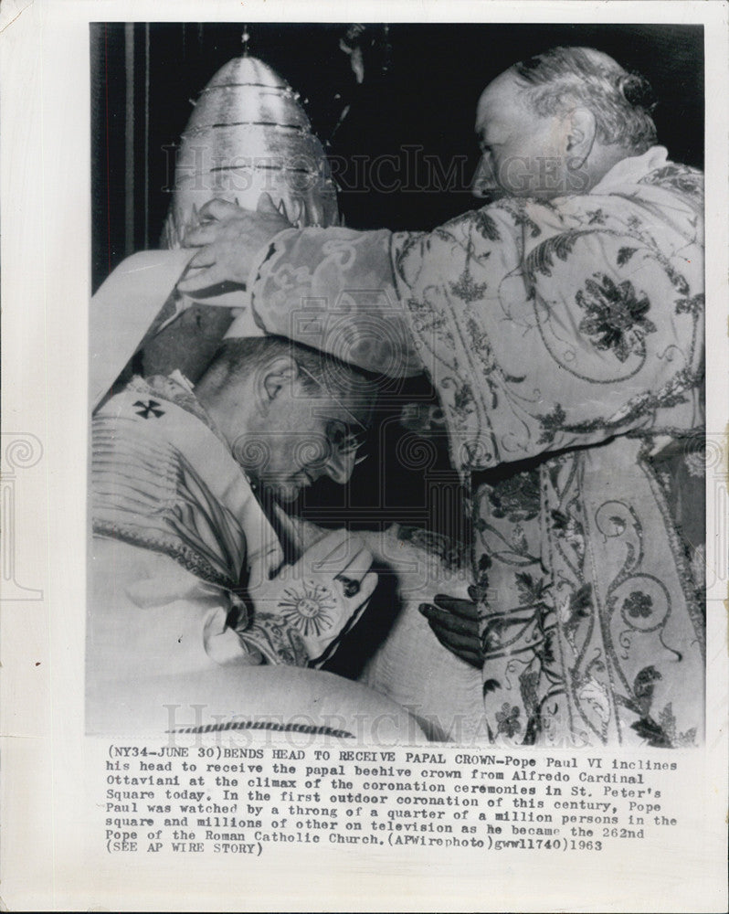 1963 Press Photo Pope Paul VI receives the papal crown from Alfredo Cardinal Ott - Historic Images