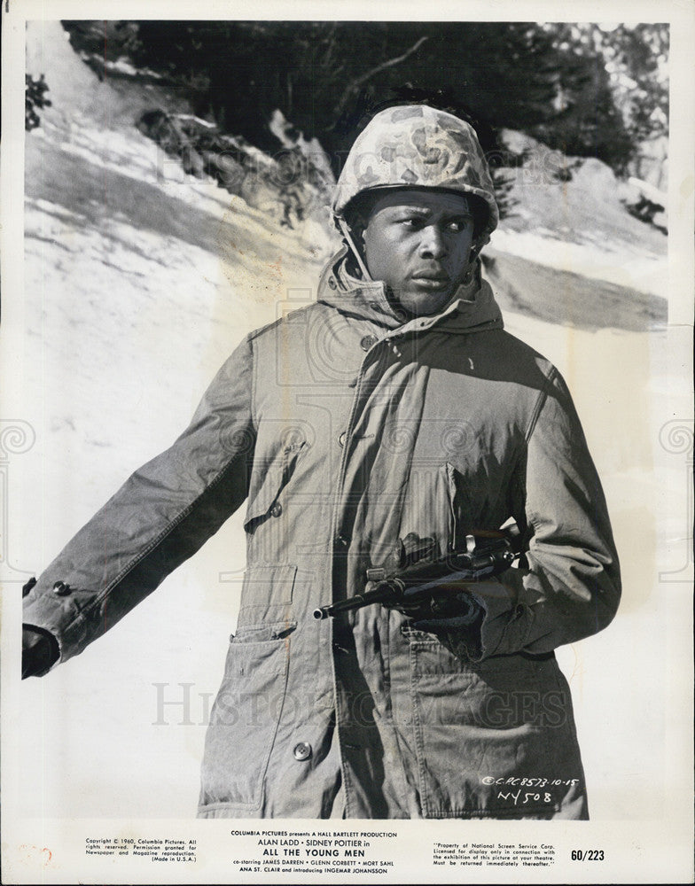 1960 Press Photo All The Young Men Film Actor Sidney Poitier Holding Gun Scene - Historic Images